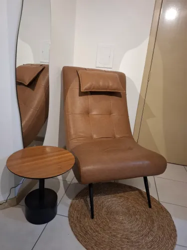 Poltrona design em courino caramelo