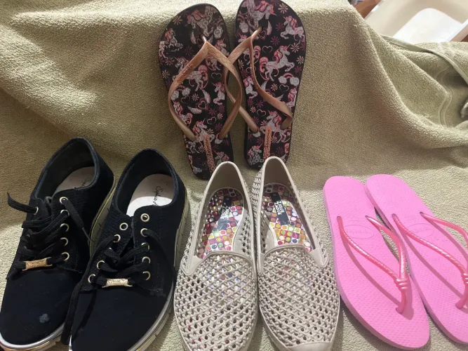 Sapatilhas e chinelo