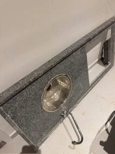 Bancada de mármore com Cuba e corte pra churrasqueira ou cooktop 