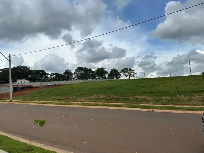 Excelente oportunidade, lote com 275 m2 em frente a mata. Lote único no condomínio, oport