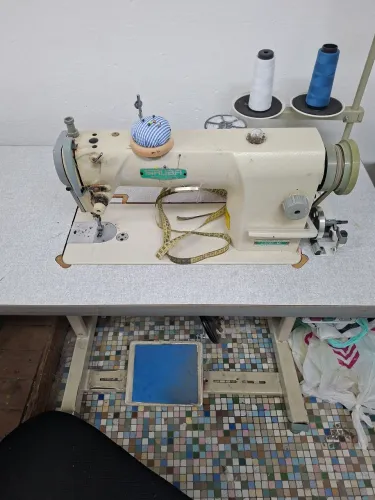 Maquina de Costura SIRUBA L818F-M1 Perfeita