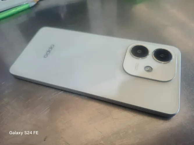 Celular oppo a60 de 256 GB já vem com capinha e carregador original