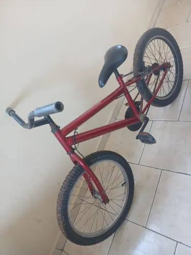 Bicicleta usada com freio quebrado.