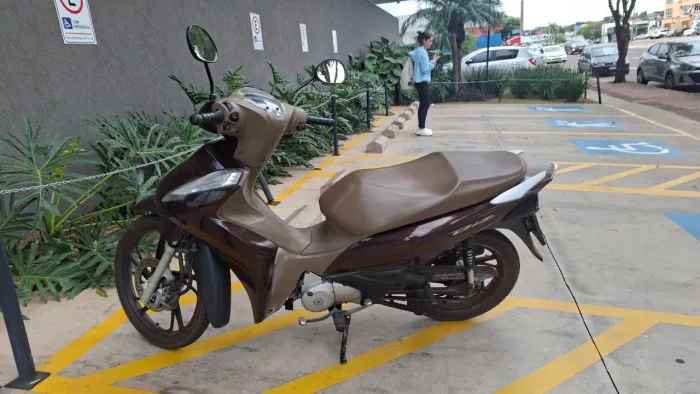 VENDO HONDA BIZ 2021/2021 - APENAS 30 MIL KM (COR MARROM)