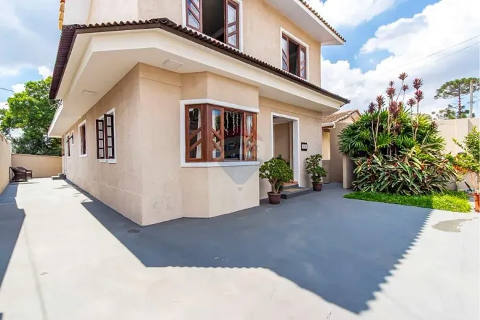 Casa Térrea Averbada  3 quartos sendo 1 suíte  2 vagas  quintal  Recém Reformada - R$ 1.25