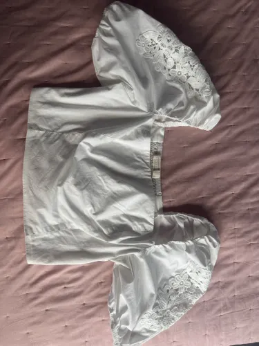     Blusa Branca Ombro a Ombro com Manga Bufante e Renda