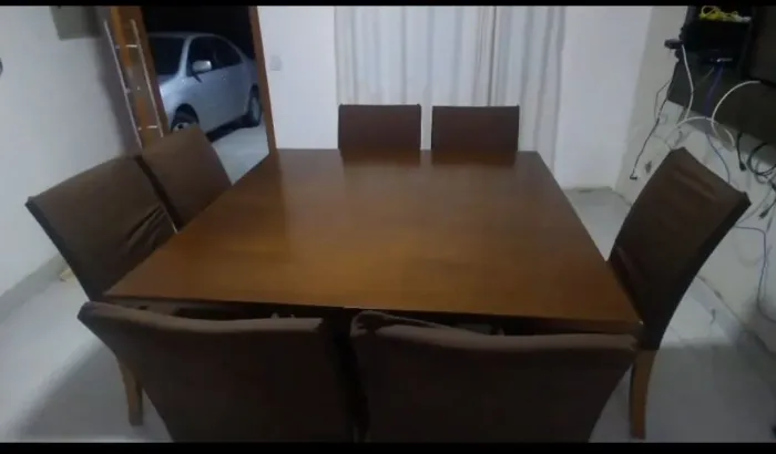 Mesa elegante com 8 cadeiras. 2.500,