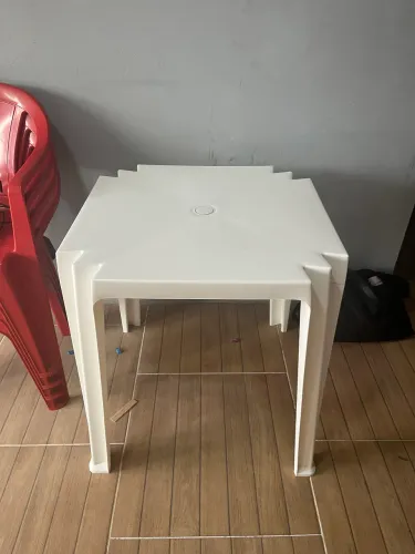 Vende-se mesa branca usada