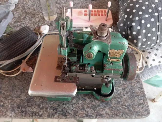 Máquina de costura overlock
