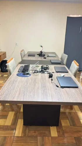 Mesa grande para reunião/escritório - 6 a 8 lugares