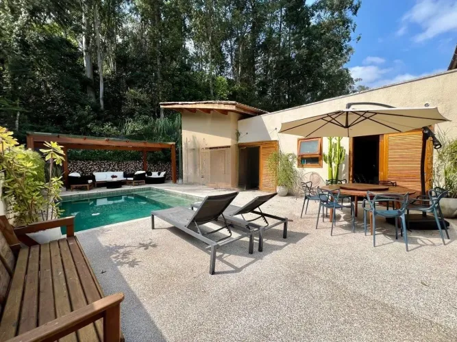 Casa à venda em condomínio fechado com 320m2 e 3 quartos (1 suíte) na Granja Viana