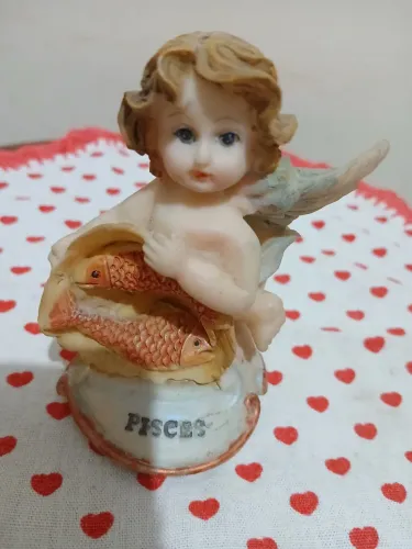 Anjinho do signo de peixes ( bibelô de resina)