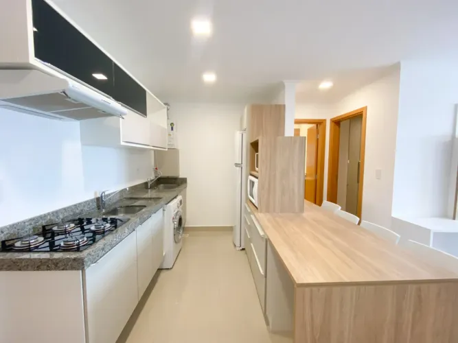 Apartamento Mobilo para aluguel no Centro de Caxias do Sul, com 1 dorm. e 1 vaga. São 45m²