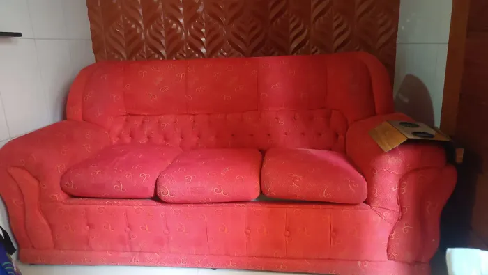 Sofás semi novos com estrutura de madeira antiga