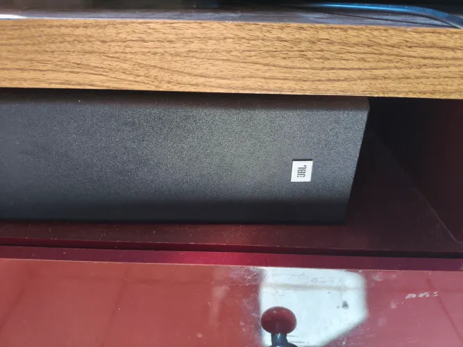 Vendo tv com caixas JBL a tv não tem smart mais acompanha o aparelho que permite usar