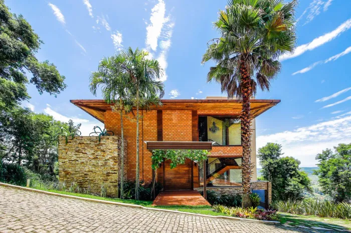 Uma casa que dispensa palavras, com lazer, privacidade e mobília para venda