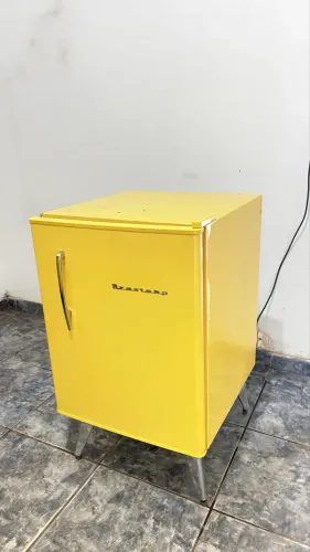 Frigobar Brastemp retrô amarelo
