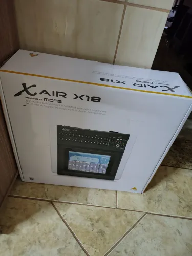 Mesa Digital Behringer X18 seminova 