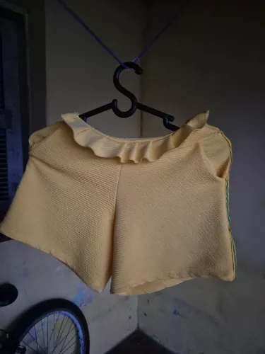 Short amarelo feminino, Tamanho P. Usada