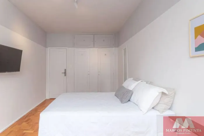 Apartamento Mobiliado com 4 dormitórios, 1 Suíte, 3 banheiros e 1 vaga de garagem, à venda