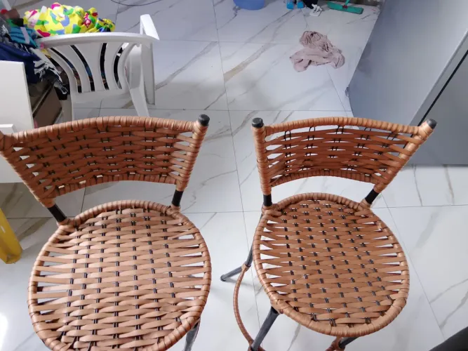 Vendo 4 banquetas novas em bom estado nas cores marrom e preto