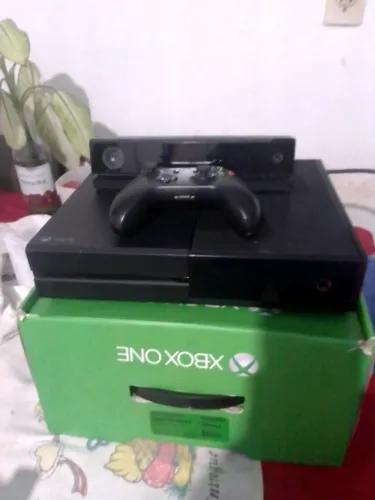 XBOX ONE FAT - KINECT (1 controle, 500gb, 2 jogos, 2 fontes bivolt).