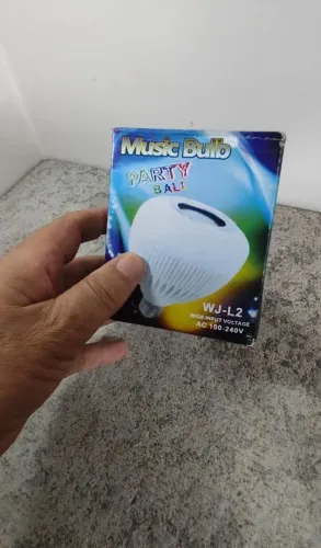Lâmpada Musical Caixa Som 12w Bluetooth Luz Led Com Controle