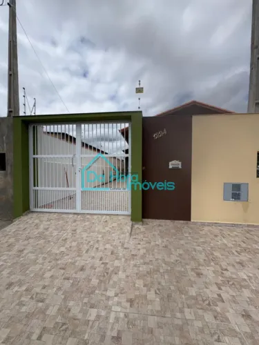 casa com piscina, espaço gourmet, 2 quartos sendo 1suíte, 2 vagas de garagem a venda em it