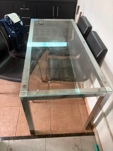 Mesa de jantar de vidro cromada com 4 cadeiras revestidas em couro