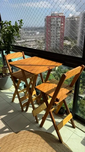 Mesa bistrô com 2 banquetas madeira envernizada