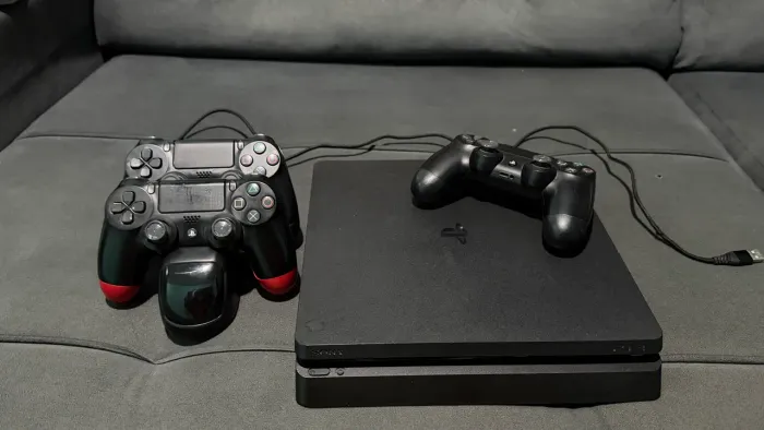 PlayStation 4 slim, 1tera de memória, 3 controles