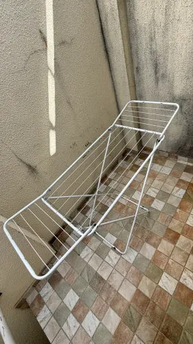 Varal de chão para roupas