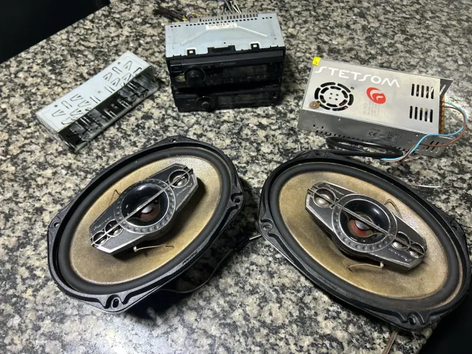 Vendo 1 par de 6x9 100rms, 2 devedes pioneer e uma fonte chaveada 12v 50A.