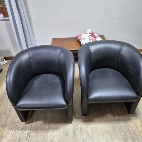 Poltronas em couro sintético