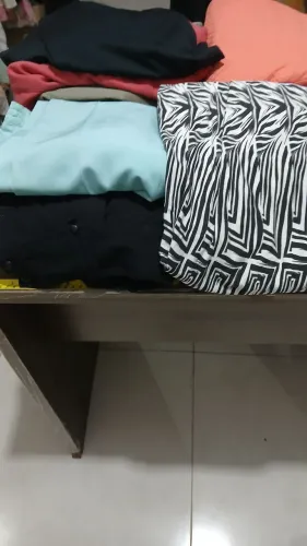 Um Lotinho de Roupas diversas,para Reuso brecho,de vestidos calças e blusas,em bom estado.