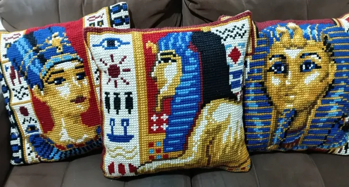 Capas de almofadas bordadas com lã de tapeçaria,  cada uma 150 reais . Medida 50 X 50
