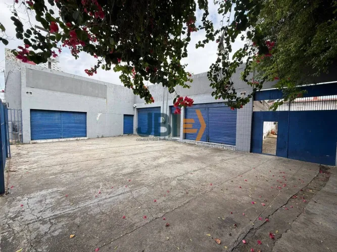Aluga-se amplo prédio comercial com galpão e salas - Av.Bezerra de Menezes