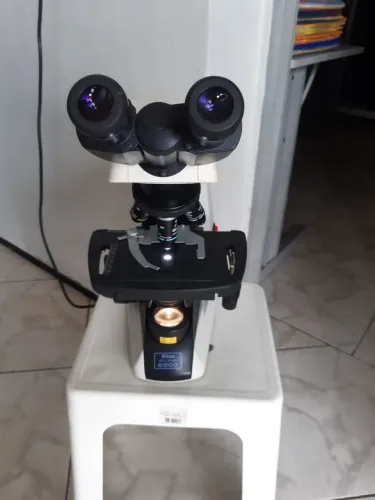 Microscópio NIKON Eclipse E200