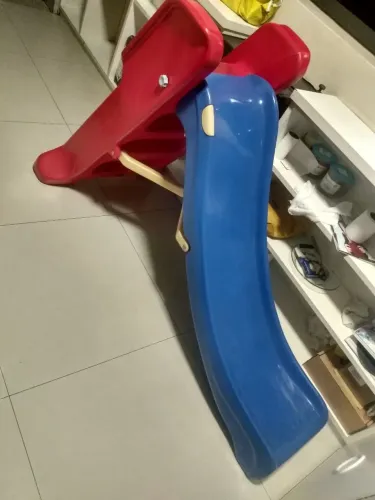 Escorregador infantil com 4 degraus sem detalhes
