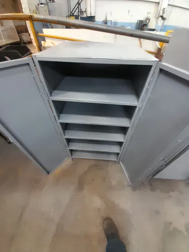 armários de aço com portas e prateleiras os 2 por 500 pequeno 120x67 grande 132x87