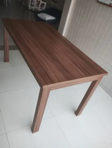 Mesa de Madeira, 1,80 de comprimento x 0,76 de largura e 0,75 de altura.