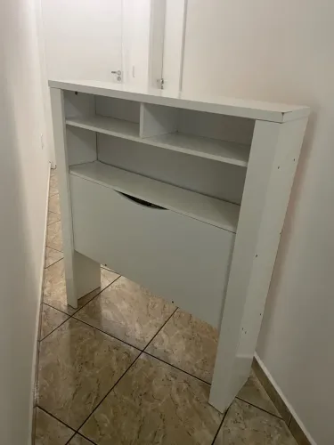 Cabeceira de cama de solteiro com maleiro e prateleira na cor branca
