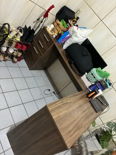 Mesa de escritorio grande com portas e gavetas