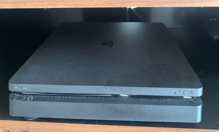 PS4 Slim + 1 controle