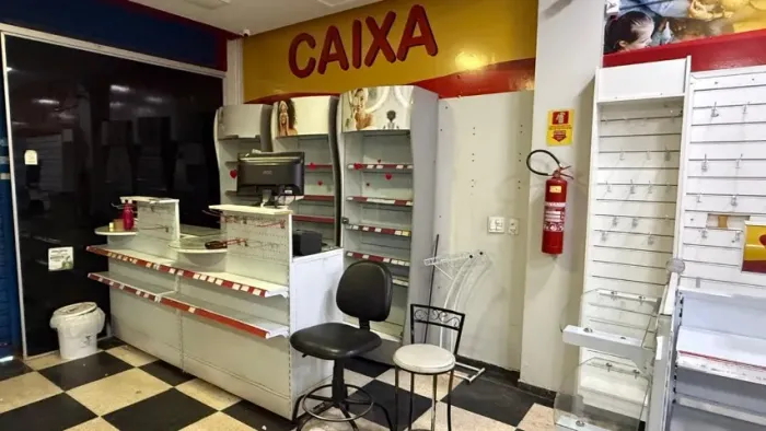 VENDO PRATELEIRAS E MÓVEIS PARA FARMÁCIA