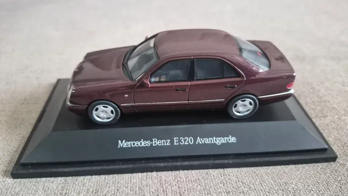 Mercedes Benz E320 Avantgarde - escala 1/43