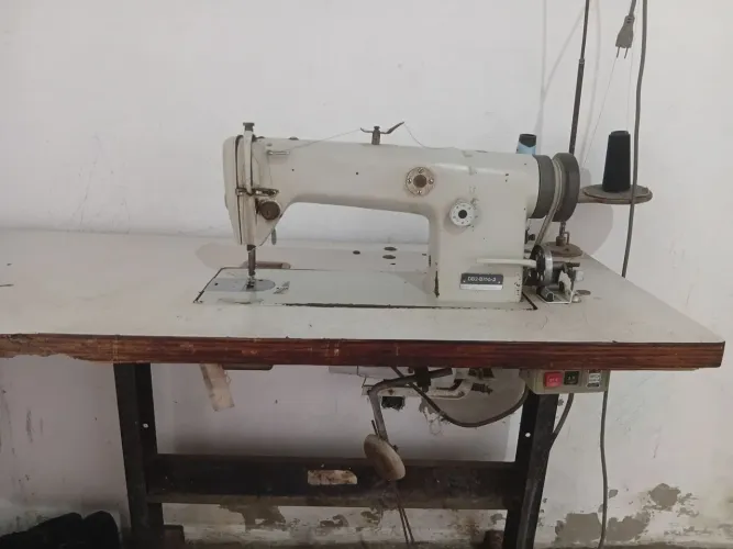 Máquina de costura reta