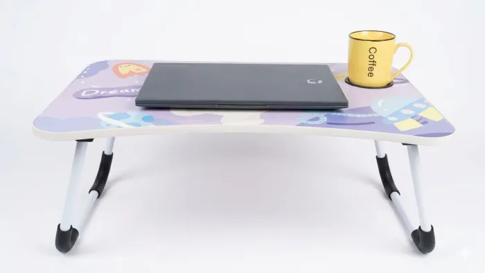 Mesa móvel com suporte para copo