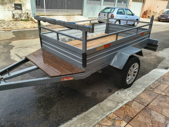 Vendo carretinha ano 2022 semi nova. 