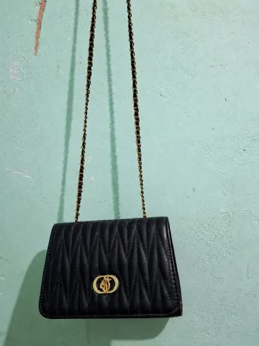 Bolsa Feminina Preta Matelassê com Corrente Dourada | Elegante